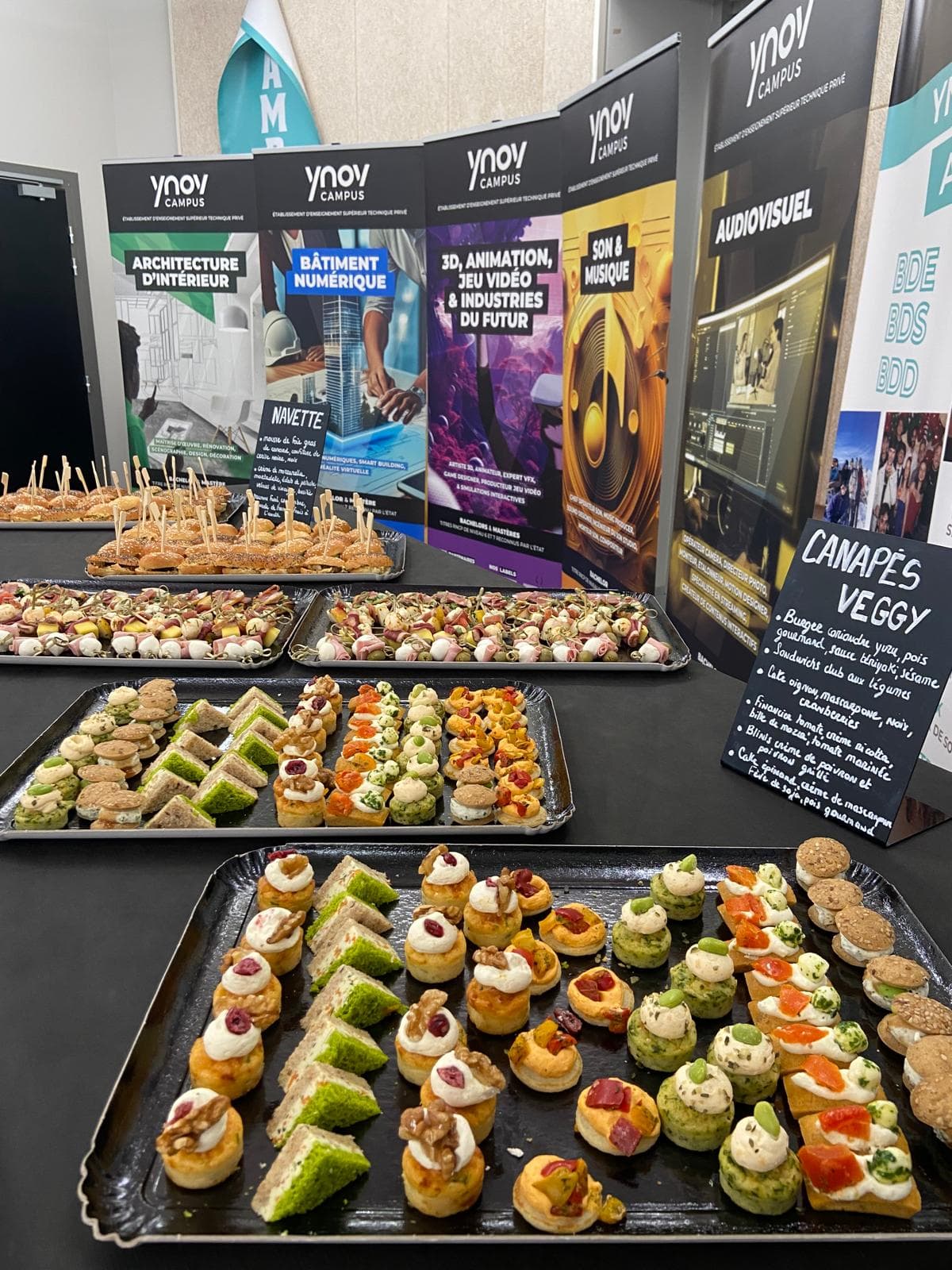 Buffet de canapés variés lors d'un événement Ynov Campus