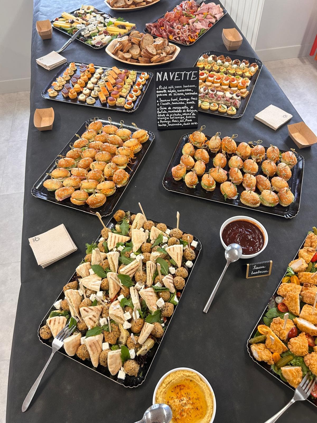 Vue en hauteur d'un buffet de mini burgers et plateaux apéritifs