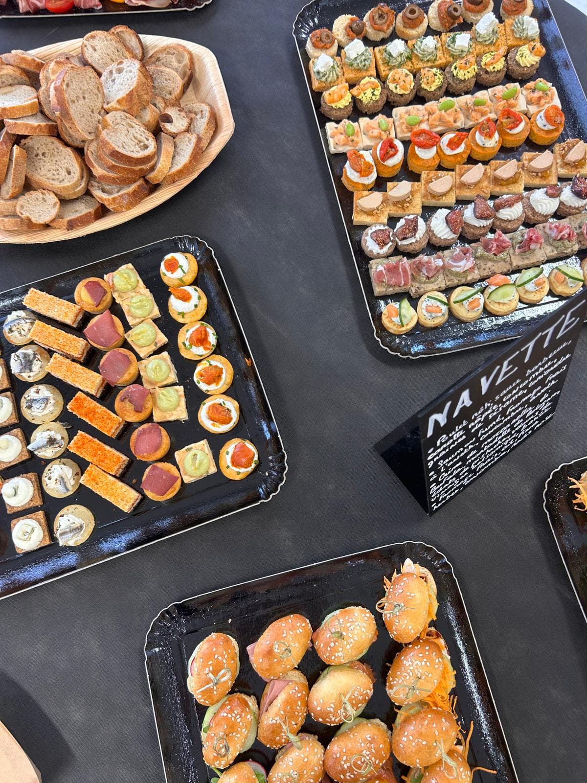 Assortiment de canapés et navettes garnies