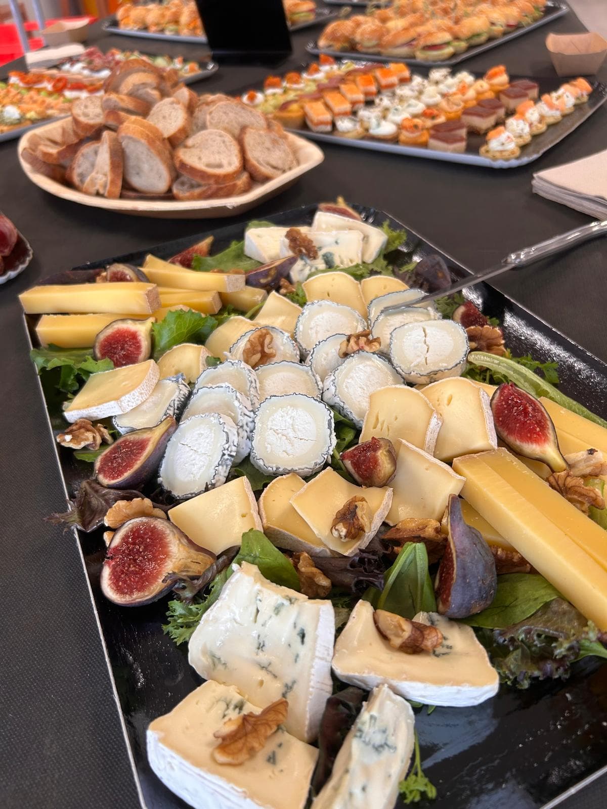 Plateau de fromages affinés, figues fraîches et noix