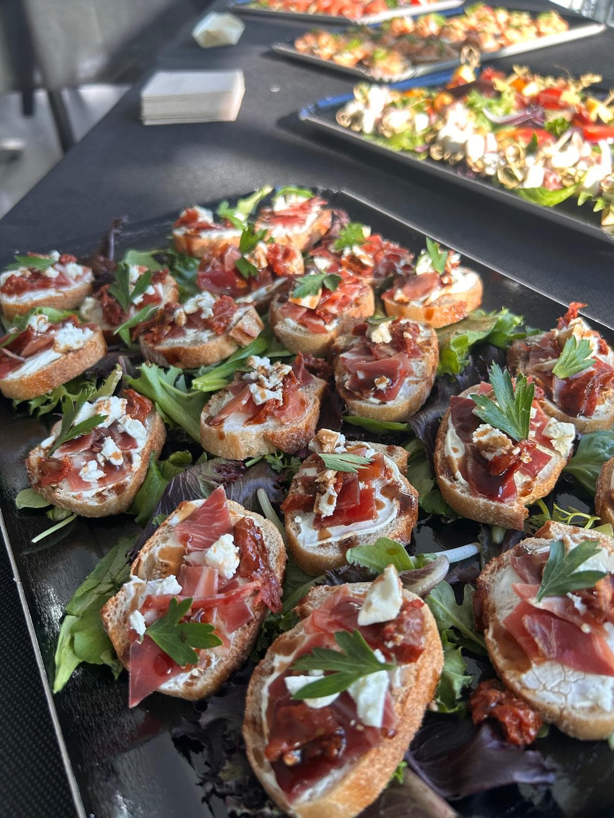 Tartines de saison, chèvre, jambon cru et confit
