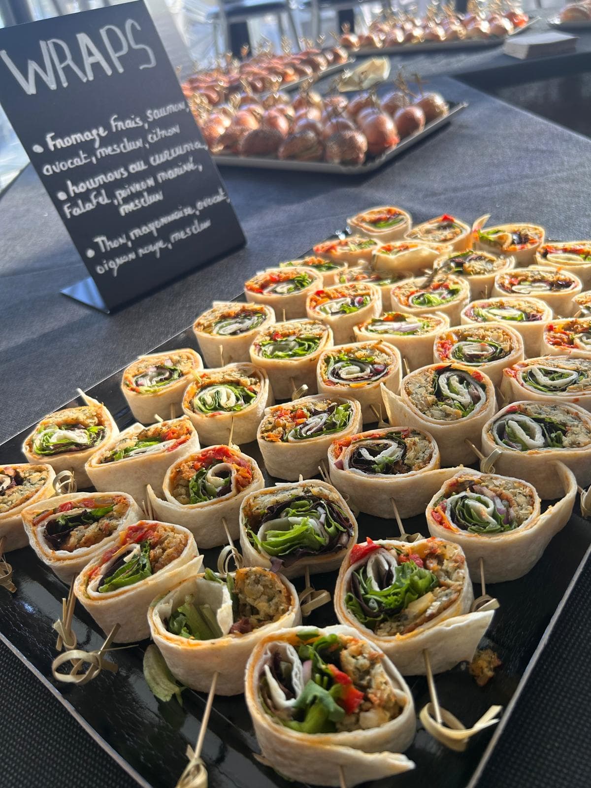 Plateau de wraps faits maison, tranchés et dressés